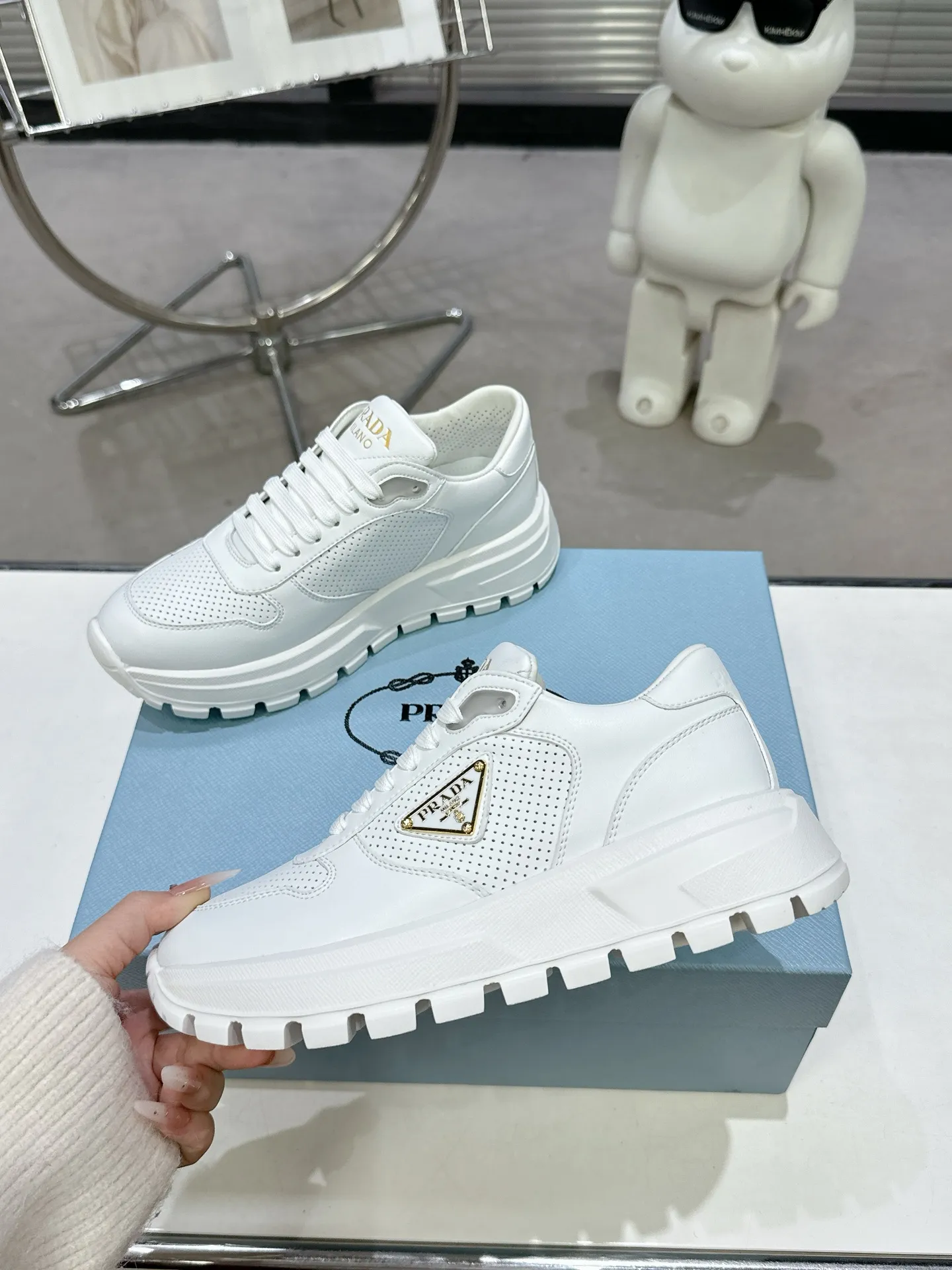 👟👟Ex-factory price 600👟👟 PRADA ²⁰²5𝐬𝐬Prada’s new product comes with strength! ❣️Many Internet celebrities have the same style, fashionable and versatile nice items, original shoes are developed and purchased from Italian counters, and are reproduced 1:1 according to the original taste. This year’s theme is not to be defined, embodying texture through simplicity💛From thick-soled sneakers to zigzag short boots to 2024 flat shoes, everything reveals a sure-fire momentum...combining gentleness and handsomeness, the finishing touch for women❤️ The top-grade open-edge beaded cowhide with imported cowhide triangle logo is consistent with the original version, the wear-resistant and ultra-light two-color outsole, and the sheepskin lining are breathable and comfortable. ⚛Size: Women's 35-40 ⚛Size: Men's 39-45 Original packaging accessories. ⚛